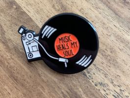 Pin Vinyl Plattenspieler 'Music heals my Soul'