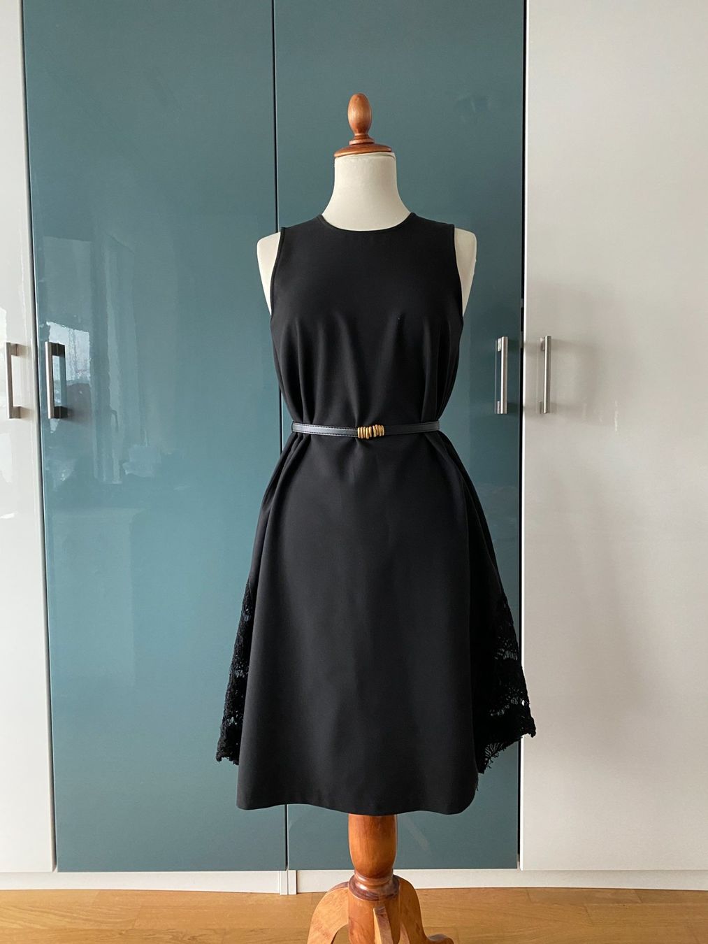 Kleider: Schwarzes ärmelloses Kleid mit Spitze S/M – Gebraucht aus Dübendorf von Levintreyer