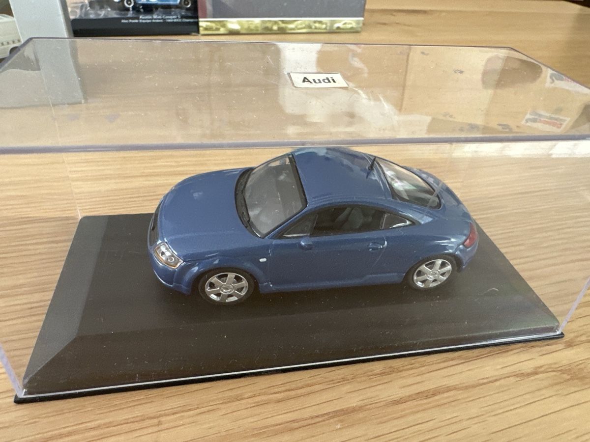 Audi Modellautos: Audi 1:43 tt mit Vitrine ab 9.- – Gebraucht aus Sennwald von HARO-Import