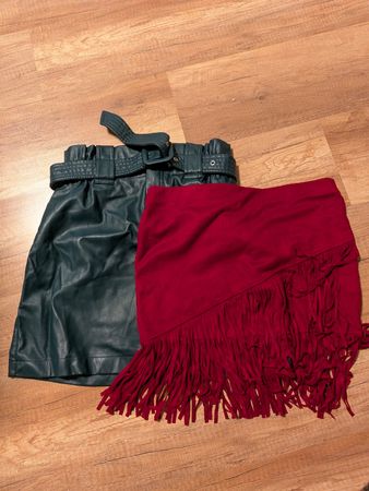 Rote Fransen Minirock und Zara Rock, Grösse M