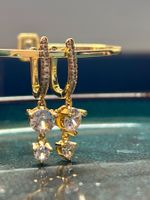 Paire de boucles en argent plaqué or et zircons blancs