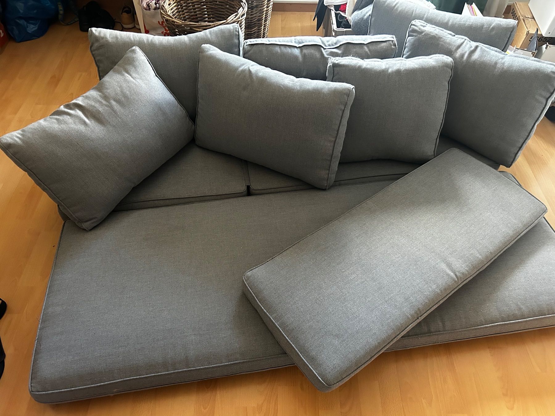 Set di tavolo e panche: Moderne Gartenlounge mit Granittisch – Usato da Frauenfeld venduto da GerardoF7 1