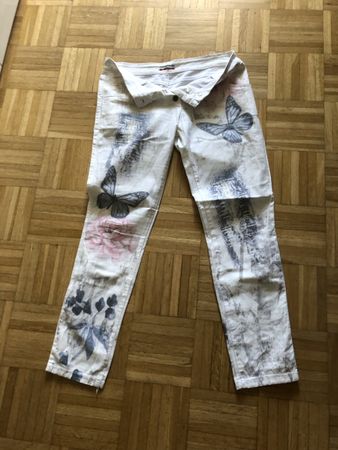 Leichte Hose  mit Blumenmuster, Grösse 36 guter Zustand !