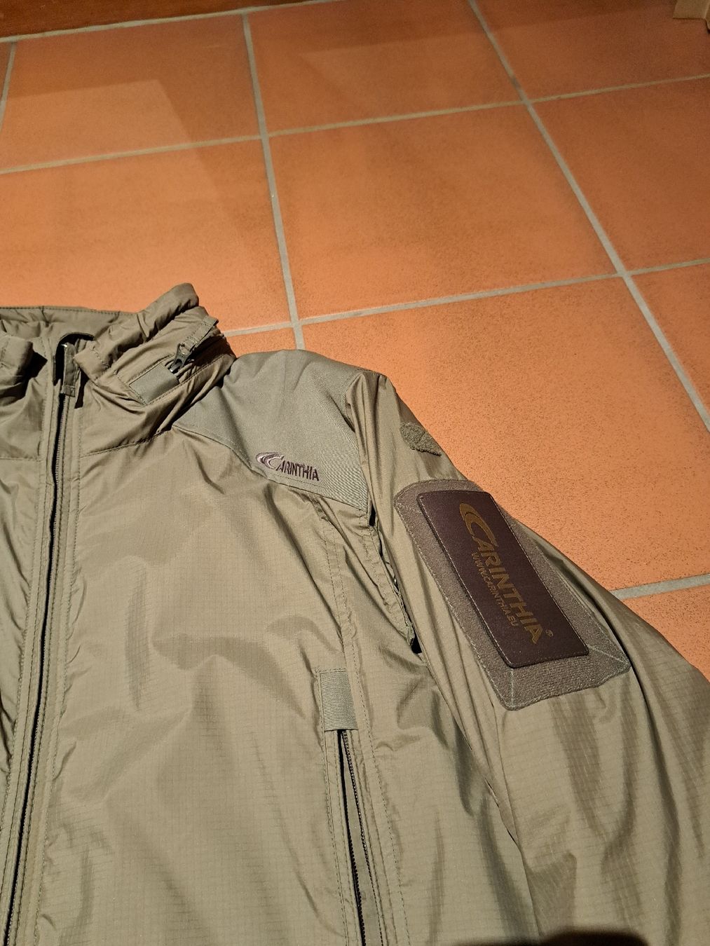 Carinthia Giacche: Carinthia HIG 4.0 Jacket, olive – Nuovo (secondo la descrizione) da Brenzikofen venduto da a.burkhard 1