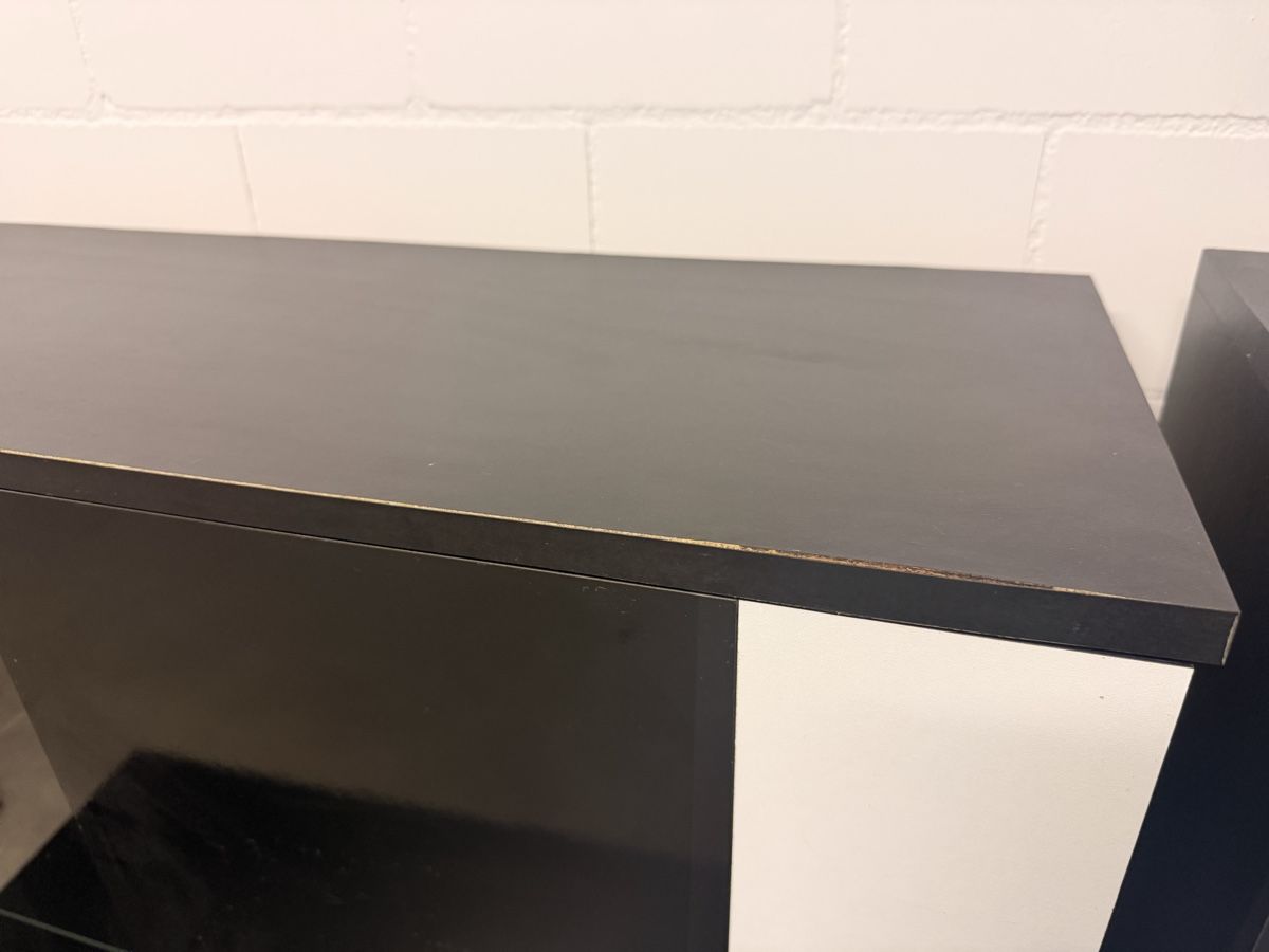 Vitrinen: Wohnwand schwarz weiss mit Glasvitrine – Gebraucht aus Balterswil von new_one-123 2