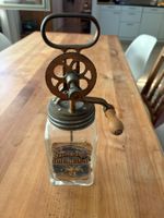 Antike Haushaltungs-Buttermaschine mit Handkurbel