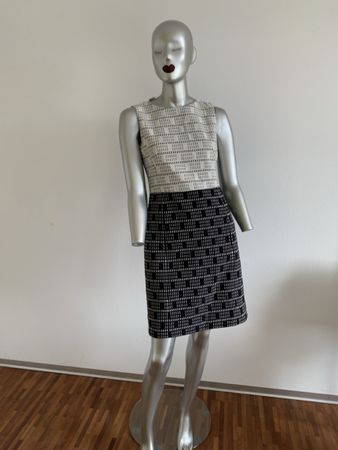 AKRIS punto: Chices gemustertes Kleid in Schwarz/Creme, 36