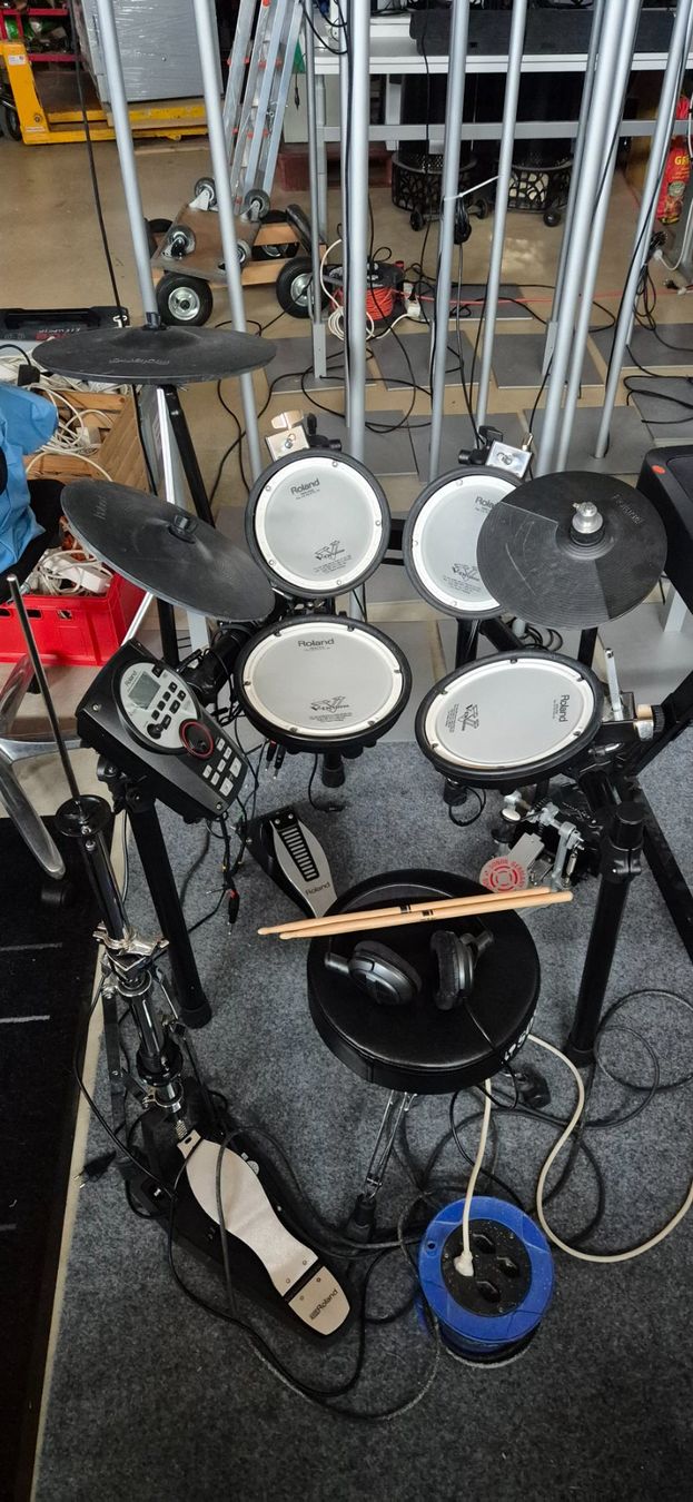 Roland Strumenti musicali: Roland V‑Drums E‑Drum‑Set – Usato da Oeschgen venduto da EHS_Betriebs
