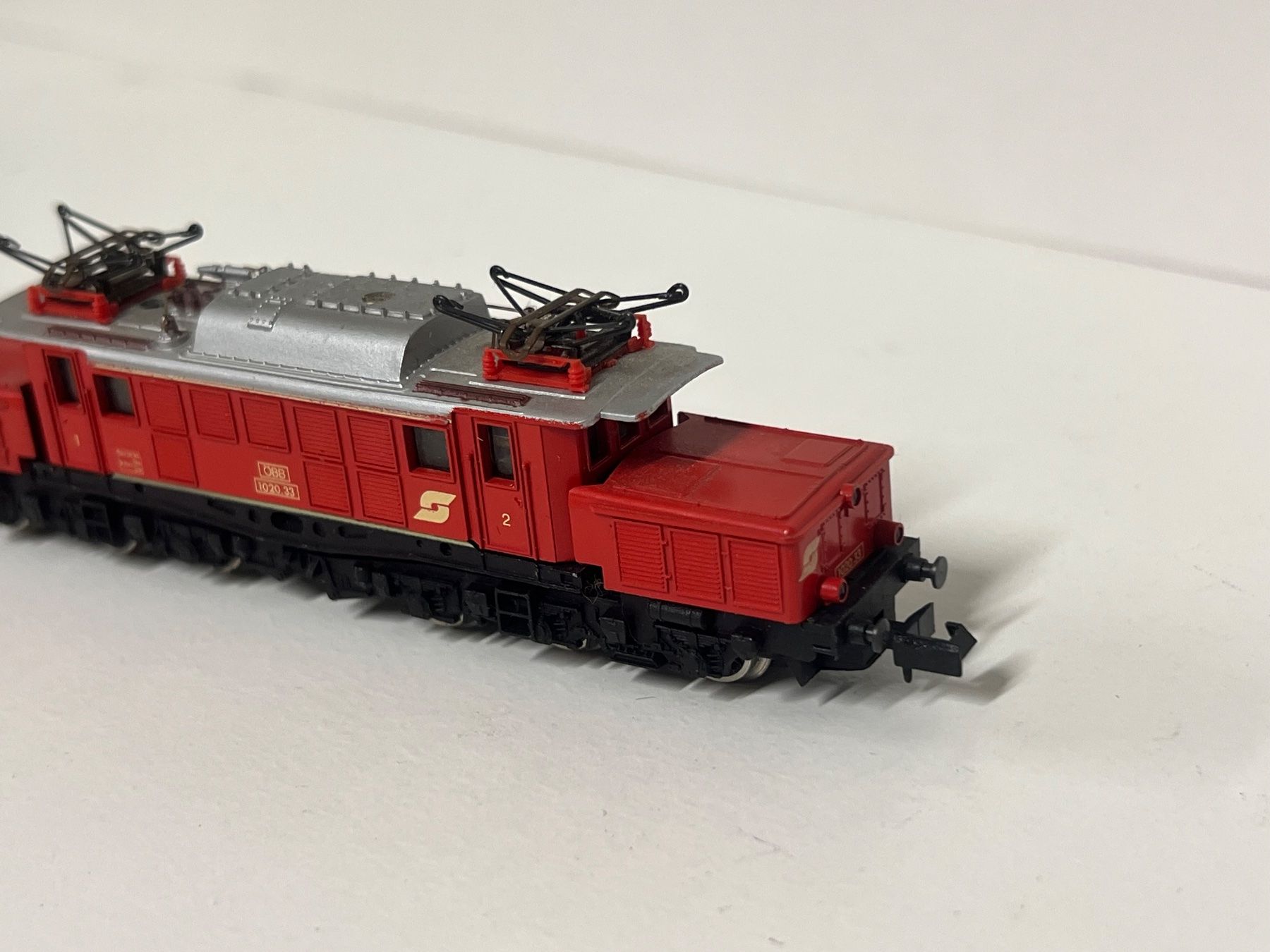 Arnold Modellini di ferrovie: Arnold 2330 ÖBB 1020.33 blutorange Ep.4 – Usato da Geroldswil venduto da TopTrain54 2