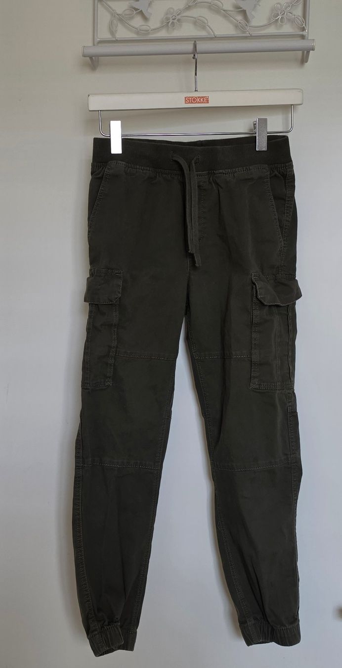 H&M Hosen: Cargohose olive Gr. 140 – Gebraucht aus Zürich von Pemberleys