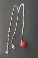 wunderschöne Swarosvki-Kette mit rotem Kugelanhänger