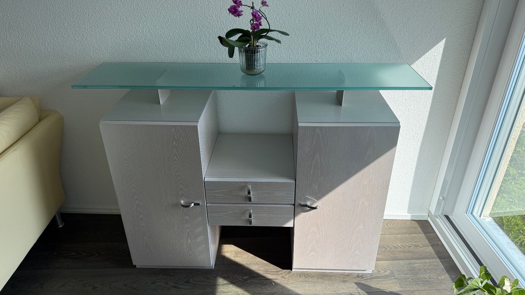 Cassettiere: Sideboard mit Glasplatte, Holz, silbern – Nuovo (secondo la descrizione) da Wilen b. Wollerau venduto da gpanzera