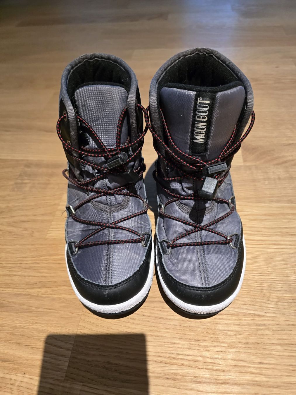 Moon Boot Scarpe per ragazzi: Original Moon Boot Junior – Grau / Schwarz gr. 33 – Usato da Adligenswil venduto da iam_l9zw 1
