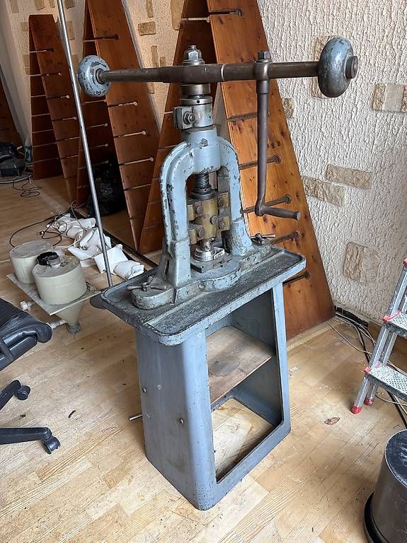 Tutti gli attrezzi: Balancier à vis Muller Machine S. A – Usato da Cointrin venduto da inf_9j5w