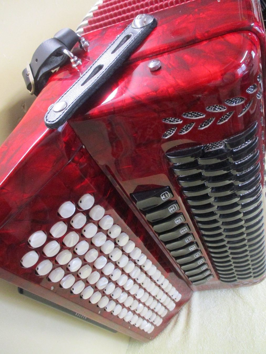 Strumenti musicali: Akkordeon Bugari Seniorfisa IV – Usato da Jegenstorf venduto da Oktavio 5