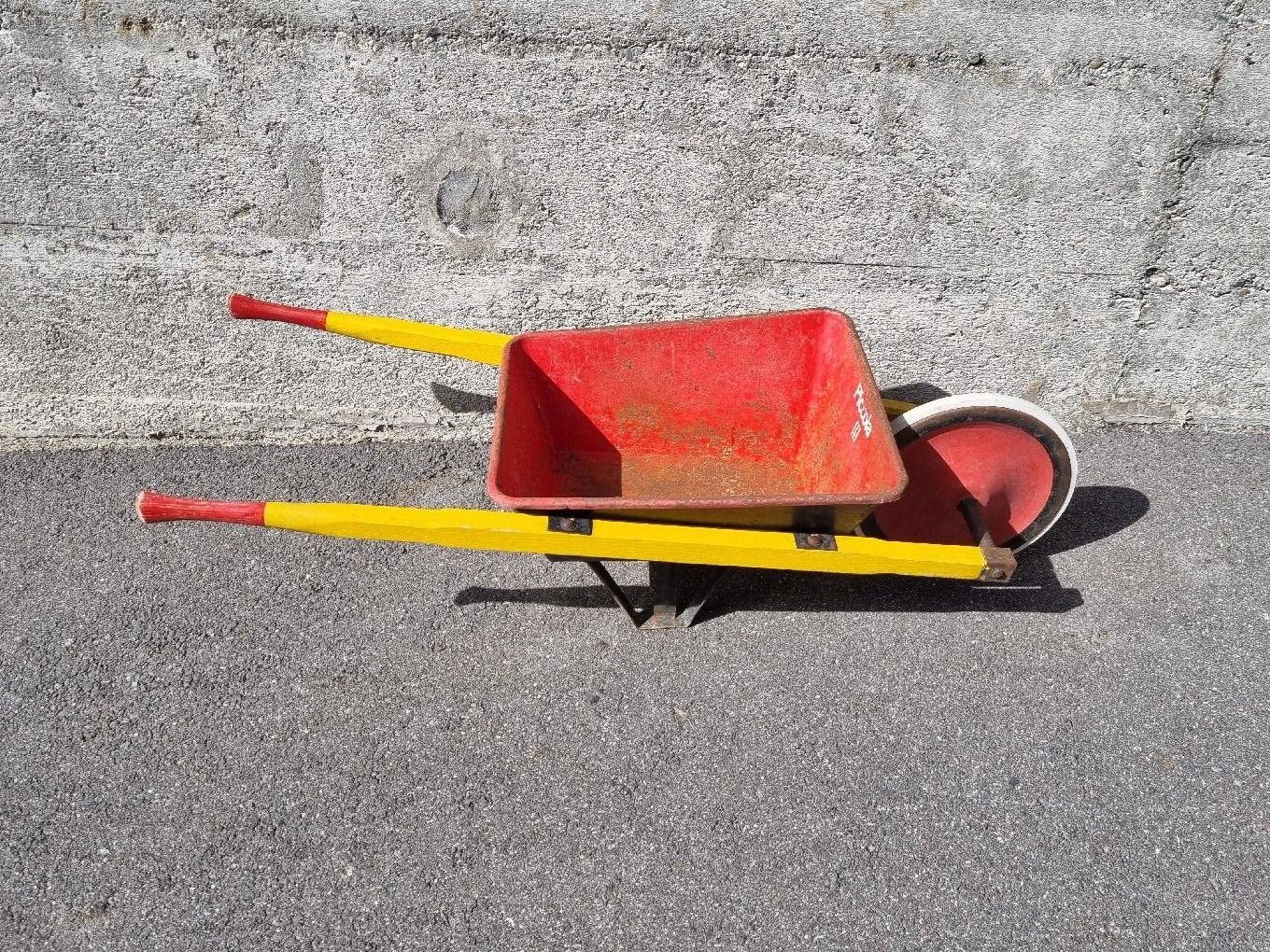 Carriole: brouette piccola vintage – Usato da Lausanne venduto da Kelekkelek68