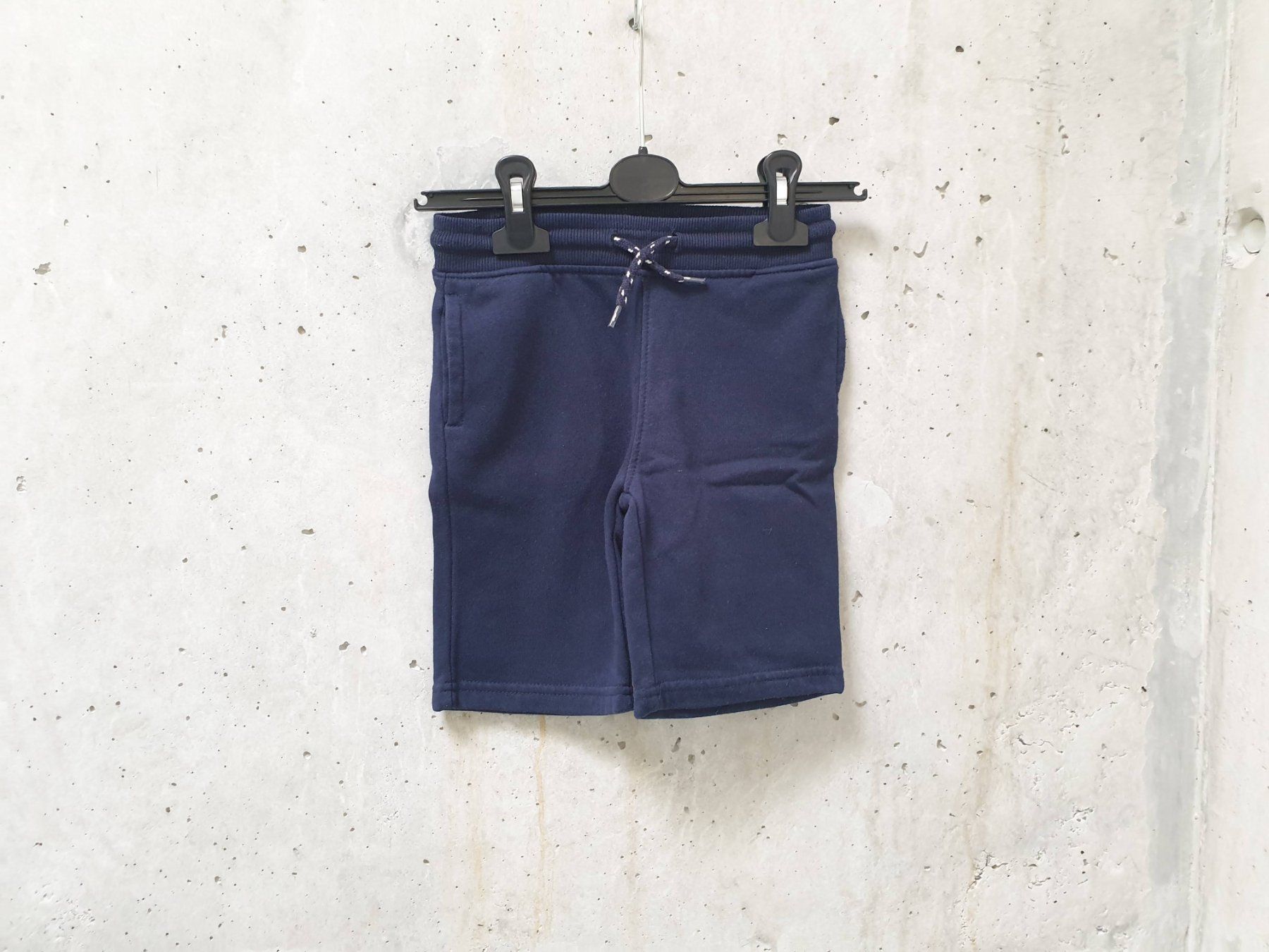 Pantalons: Short en molleton basic GEMO, bleu marine, garçon, 6 ans – D'occasion à Fribourg par fripons