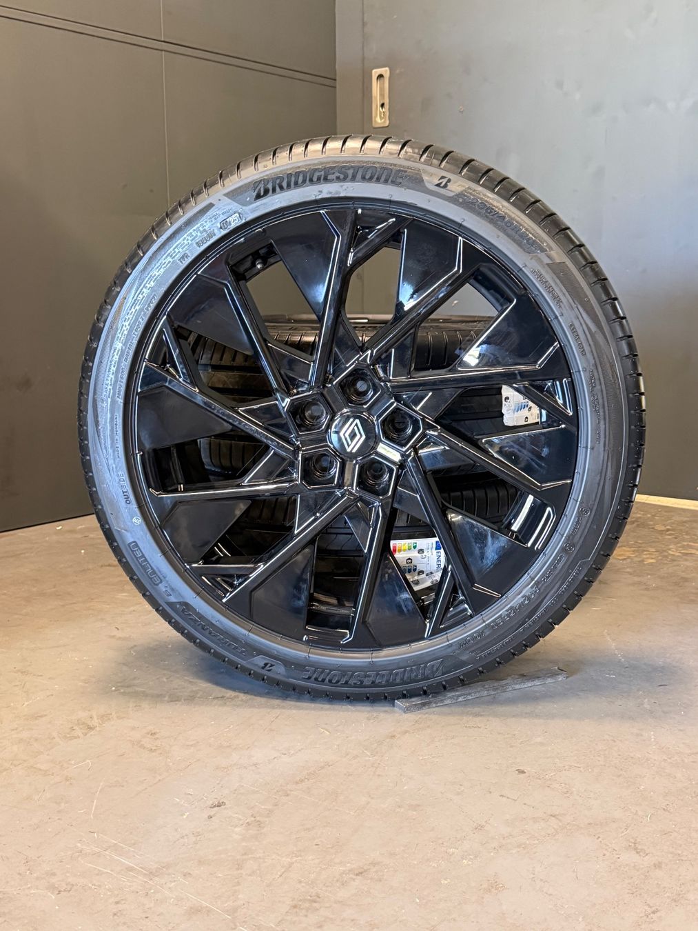Renault Pneumatici & Ruote complete: Originale Renault Scenic E-Tech Sommerräder 20zoll Neu – Nuovo e nell'imballaggio originale da Gerlafingen venduto da Pneu-Puric 2