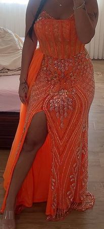 Elegantes Abend-/Ballkleid in leuchtendem Orange
