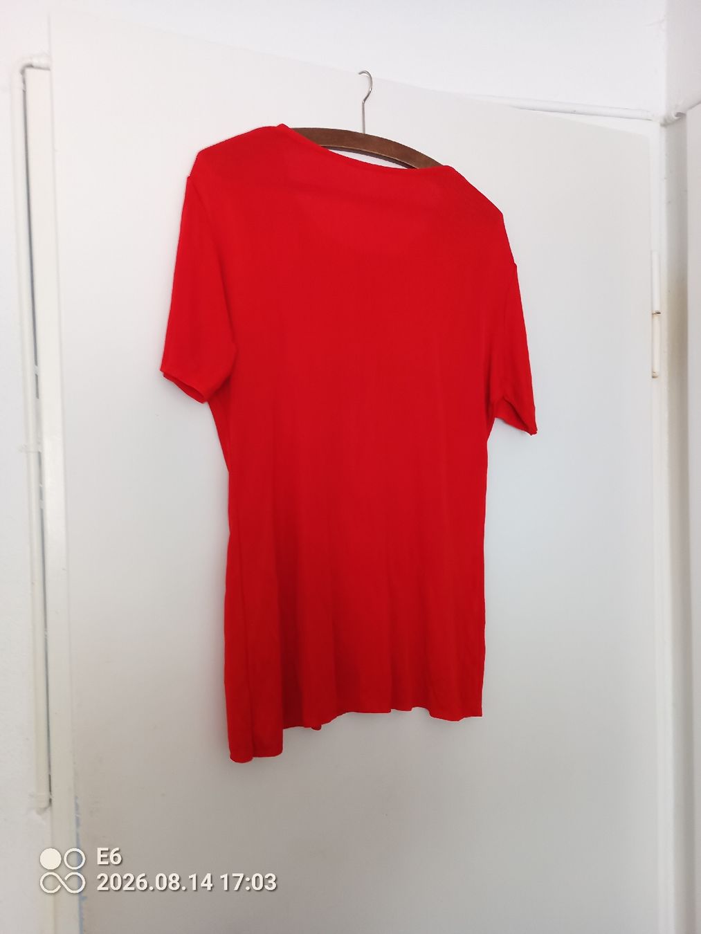 T-shirt: Rotes Shirt – Usato da Zürich venduto da Mitzi6 1