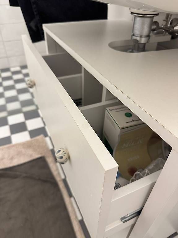 Commodes: Bad Kommode  – D'occasion à Wädenswil par Pearl7792 2