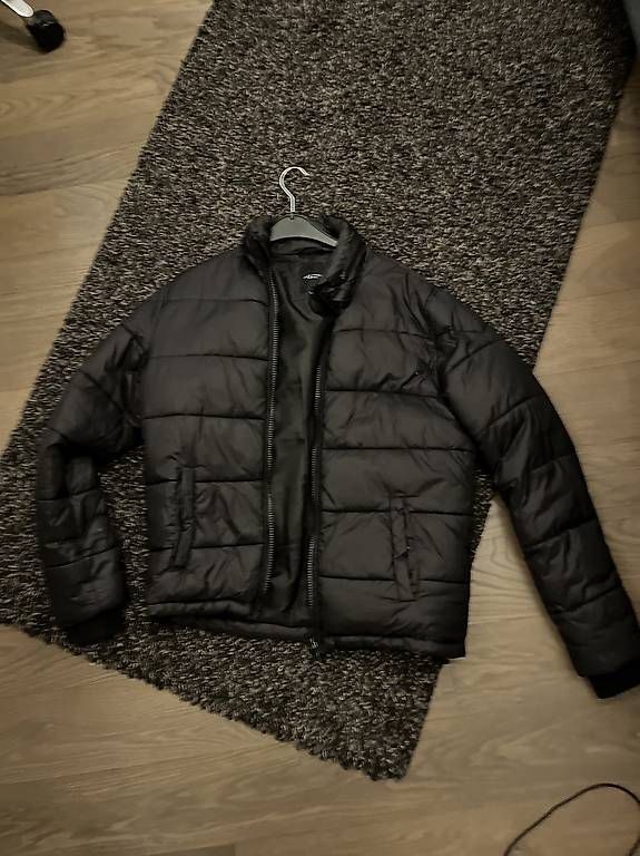 Giacche: Schwarze Daunen Jacke – Usato da Luzern venduto da tro_b2v6