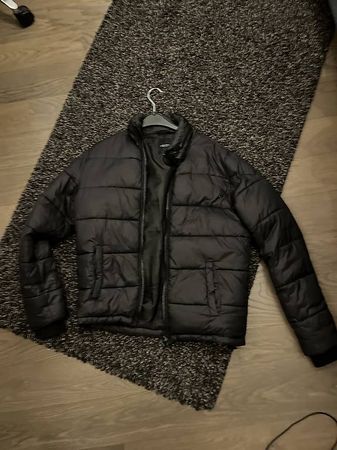 Schwarze Daunen Jacke