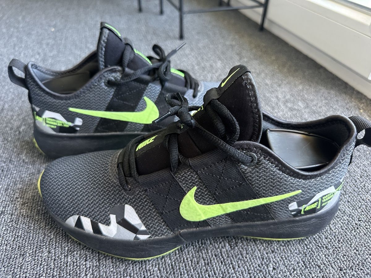 Nike Scarpe da uomo: Nike Varsity unisexe taille 39 noir – Usato da Bulle venduto da LeMoleson