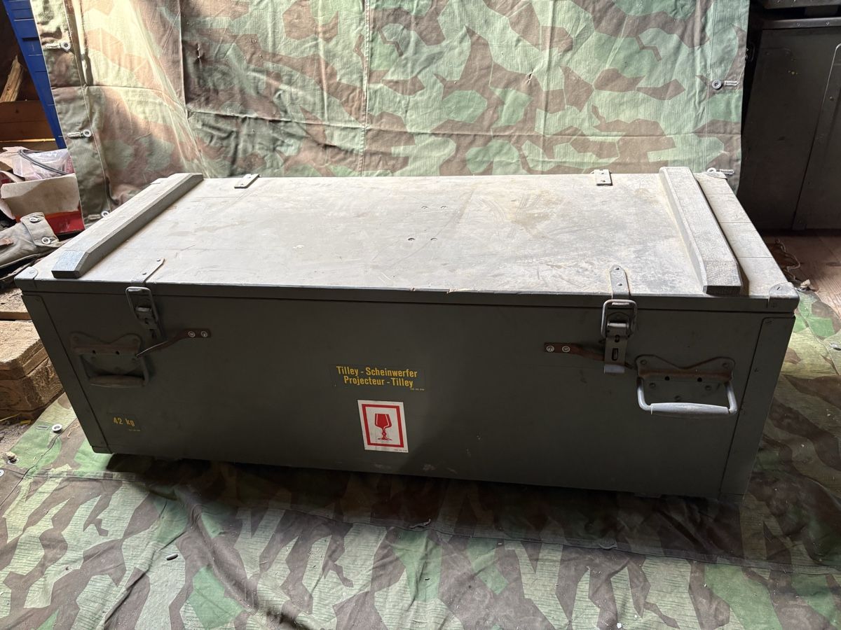 Schweizer Armee Lampade: Schweizer Armee Tilley Scheinwerfer mit Kiste & Stativ – Usato da Wil ZH venduto da El_Bicho 1