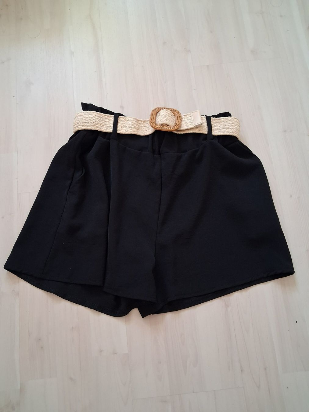 Pantaloni: SCHWARZE SHORTS MIT GÜRTEL S – Nuovo (secondo la descrizione) da langnau venduto da Santos1411