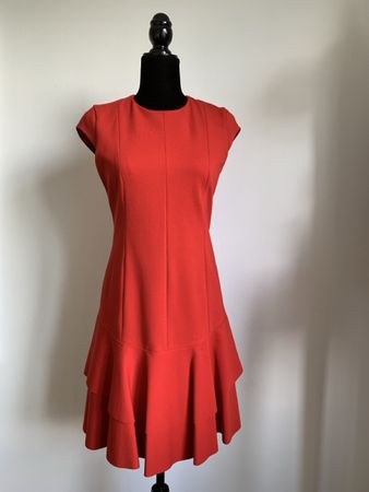 AKRIS punto: Elegantes rotes Kleid mit Volant-Details, 36