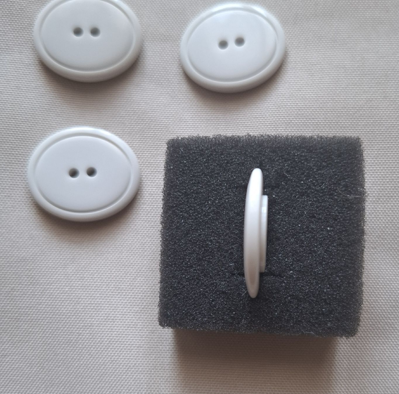 Knöpfe: 9 Knöpfe eierschalenfarbe, oval – Neu (gemäss Beschreibung) aus Dietikon von Hirschkopf 2