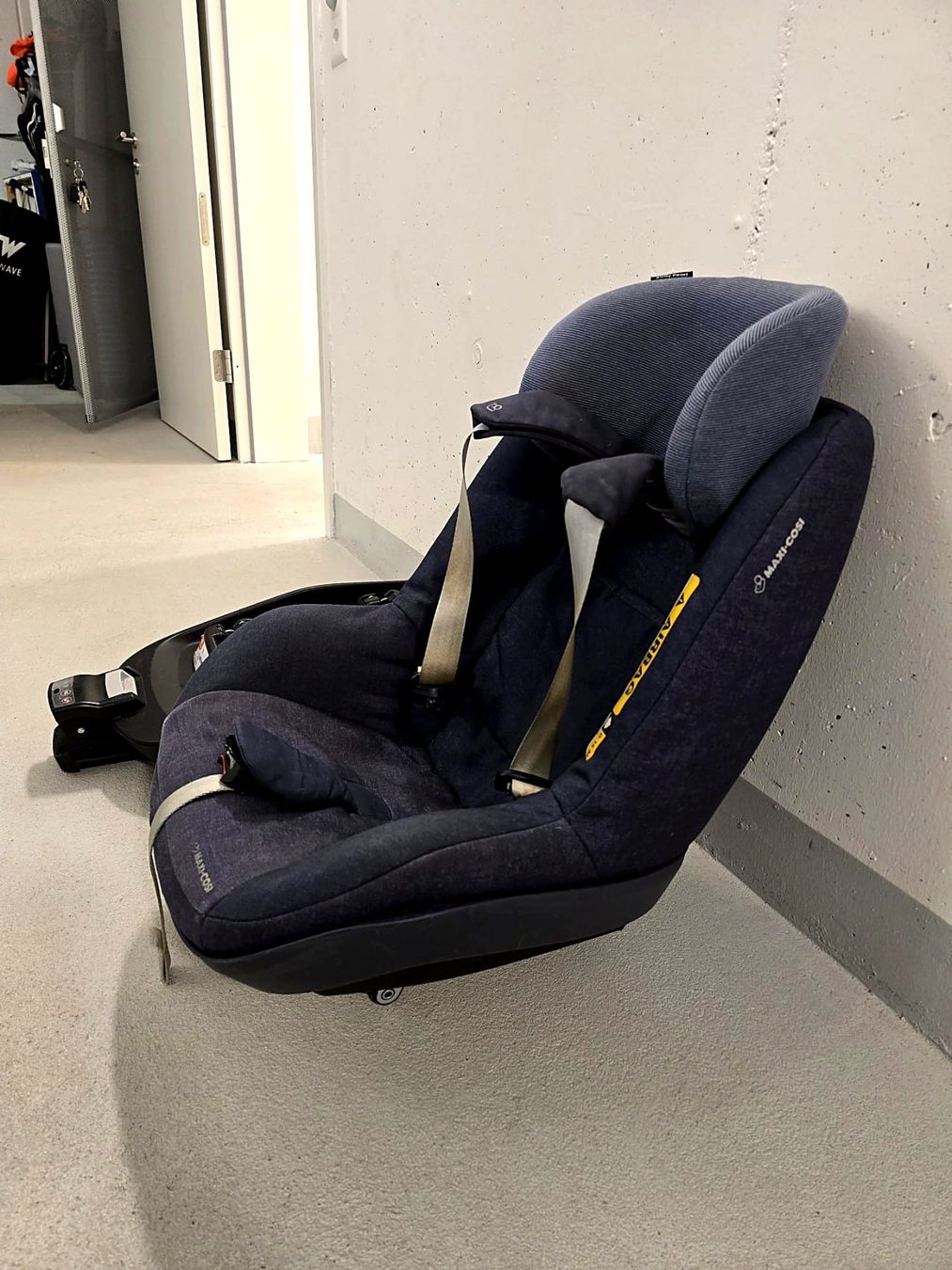 Maxi-Cosi Seggiolini per auto: Maxi-Cosi 2wayPearl Kindersitz mit 2wayFix Isofix-Basis – Usato da Tuggen venduto da Ayco 2