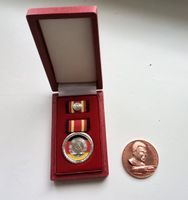 Verdienstorden der DDR mit Medaille von Bobfahrer W. Hoppe