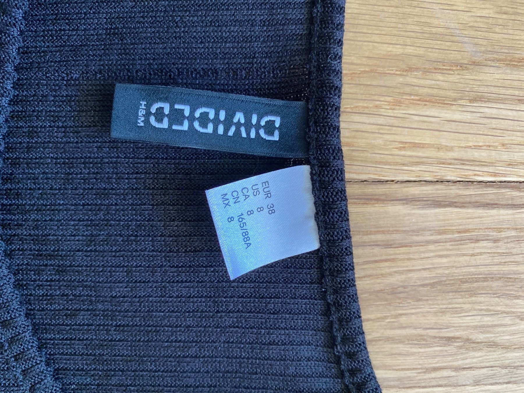 H&M Vestiti: Schwarzes geripptes Langarmkleid – Usato da Bern venduto da mue_yhz5 2
