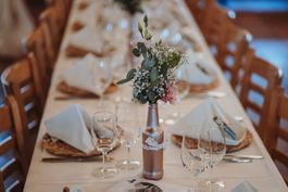 Hochzeitszubehör: Platzsets aus Seegras & DIY-Blumenvasen