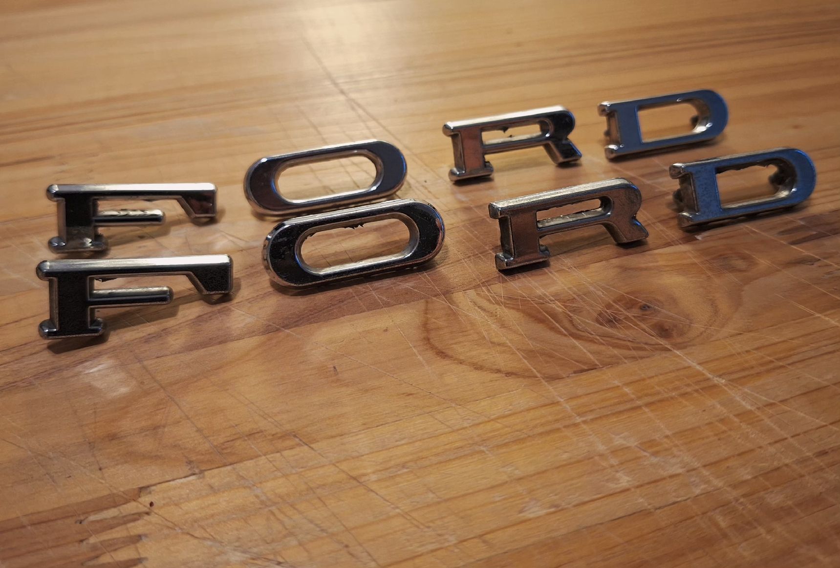 Ford Tutti pezzi di ricambio auto: Oldtimer Ford Embleme – Usato da Triesen venduto da BLACKSHEEP75 2