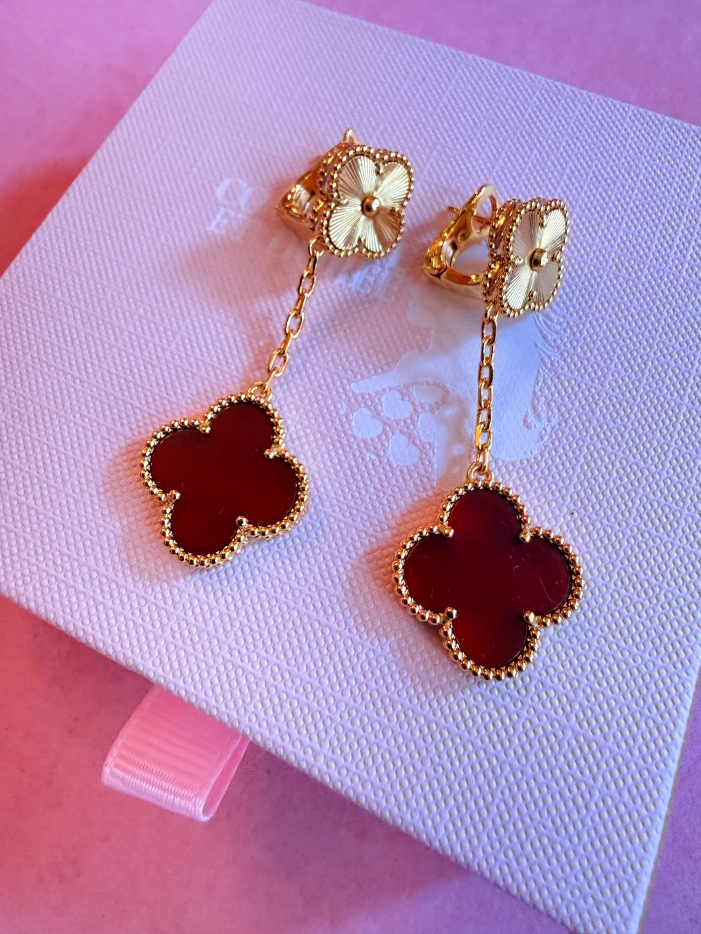 Ohrringe & -stecker: Boucles d'oreilles trèfle, plaqué or – Neu und originalverpackt aus St-Maurice von Sandrinette123