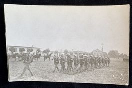 ANSICHTSKARTE SOLDATEN IM FELDE MIT BAJONETT BLANK