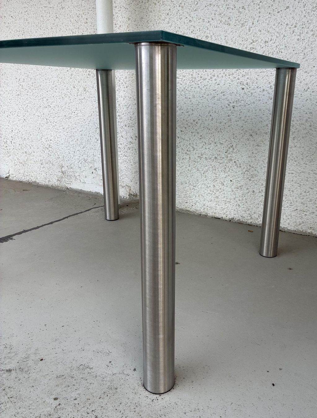 Tables: Tisch Glas satiniert  - Beine Alu rund – D'occasion à Oberkulm par Weberlisa 6