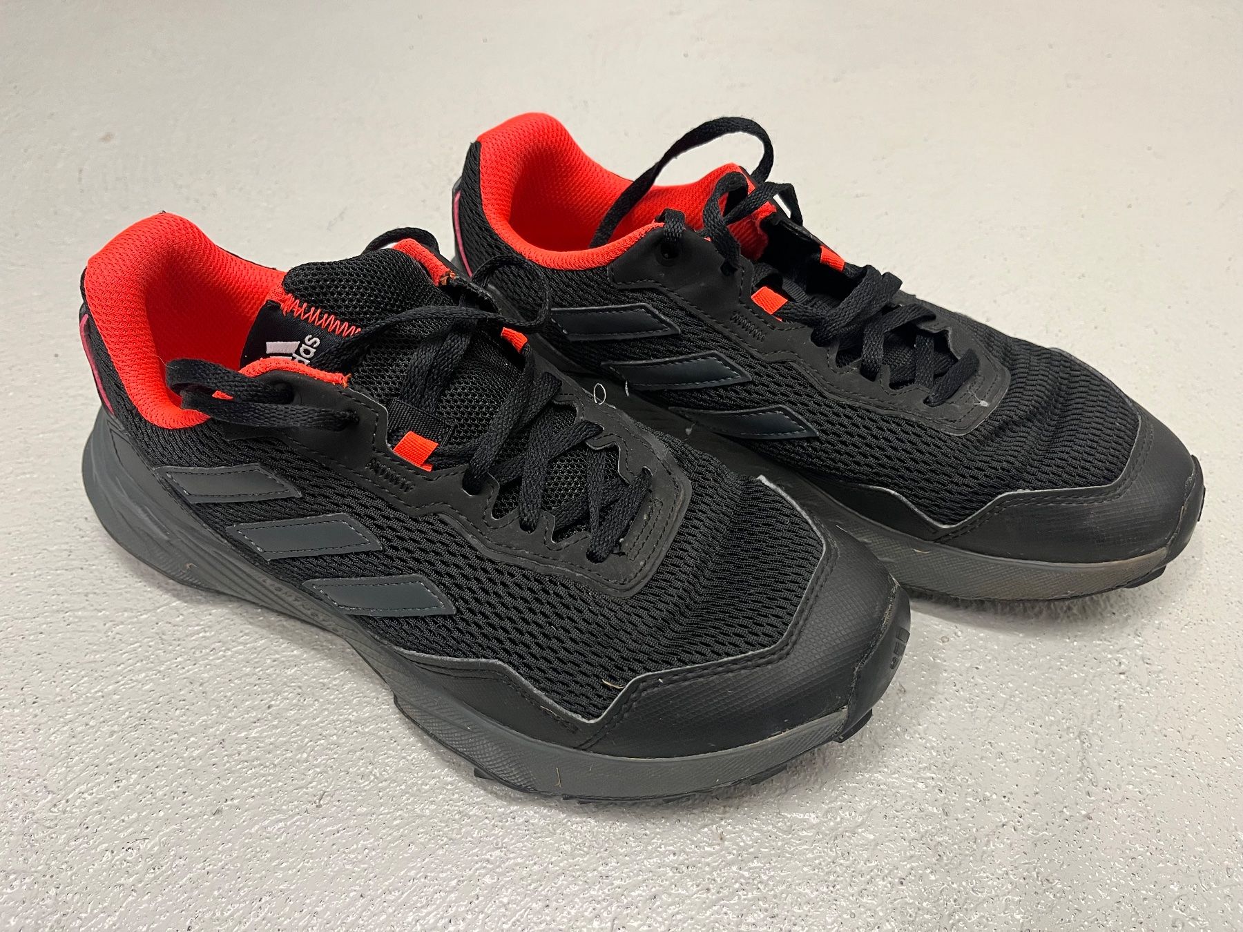 Adidas Scarpe da uomo: Adidas Sneaker Gr. 42, Schwarz/Rot – Usato da Waltenschwil venduto da MeKo8 1