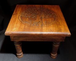 Holzhocker mit Lebensbaum Motiv, Tischchen aus Holz