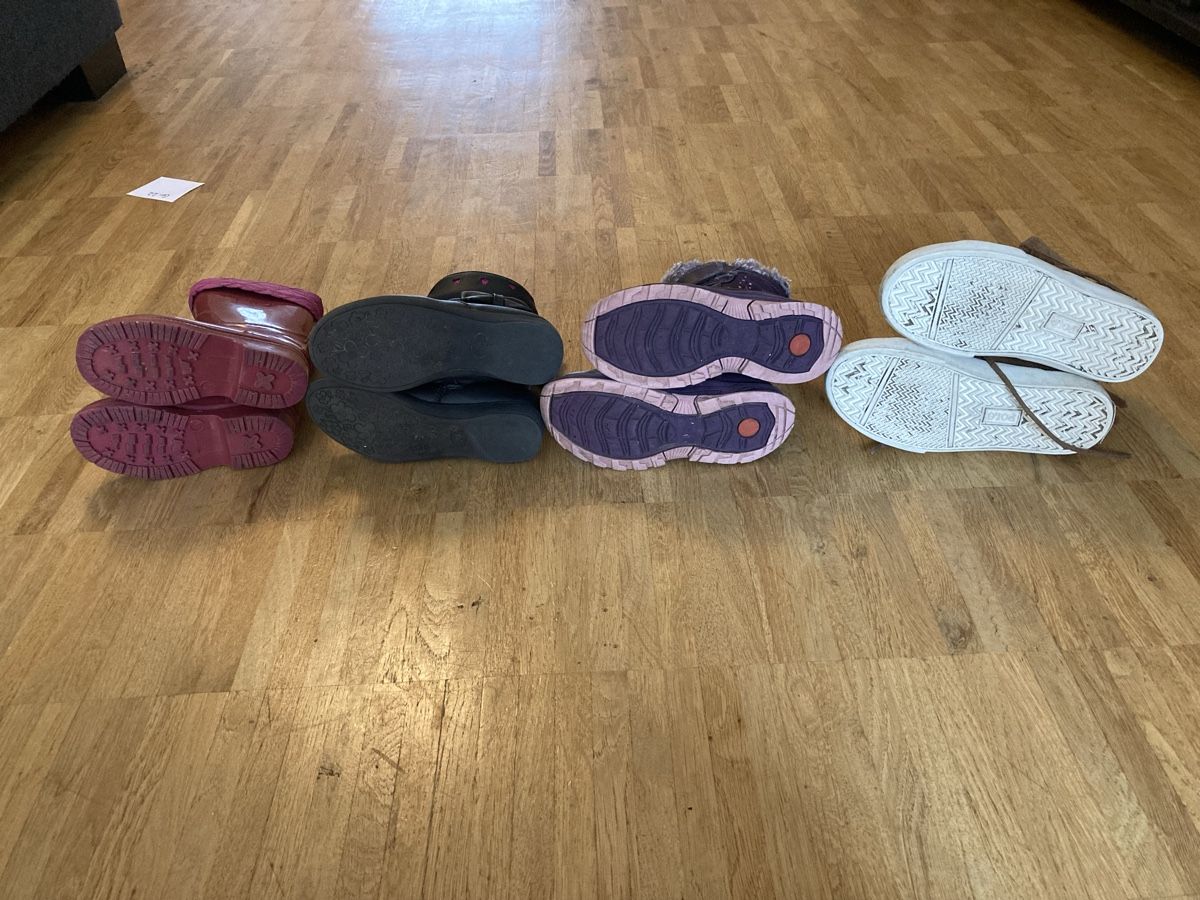 Scarpe per ragazzi: Schuhe Grösse 22-30 ab 3.- – Usato da Zürich venduto da Retrogirl 1