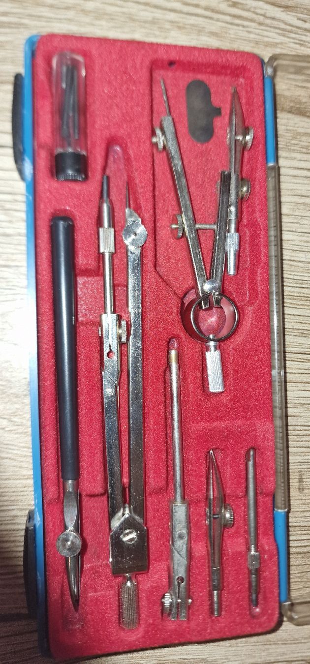 Compassi: Boîte à Compas complète 7 pièces + diverses pièces – Usato da Genève venduto da Petit-Ange 3