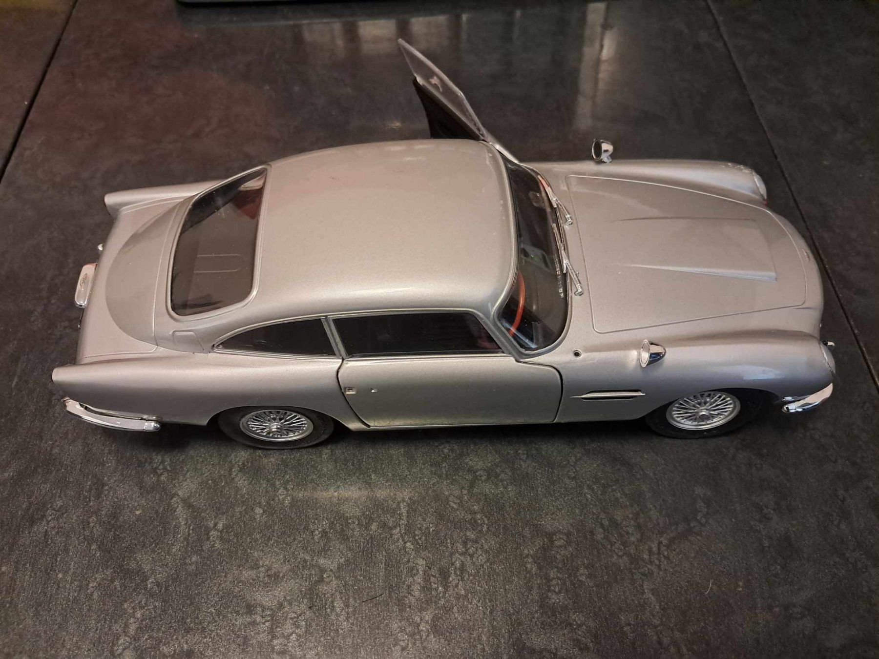 Aston Martin Modellini d'auto: 1:18ème Aston Martin DB5 – Usato da PRILLY venduto da 55b_nh8l 1