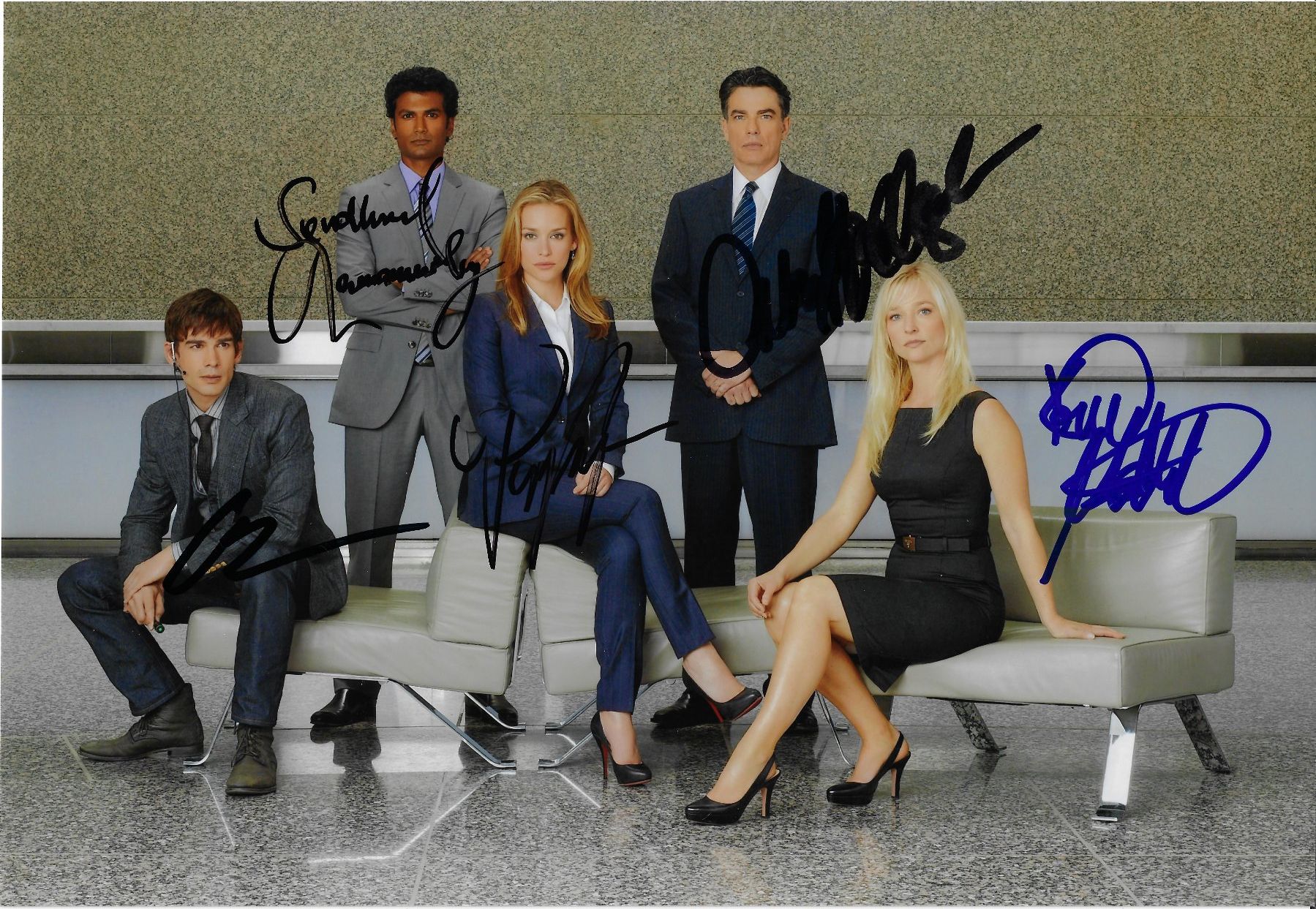 Autografi: Original Autogramm Cast Covert Affairs (Foto A4) – Usato da Ziefen venduto da Dancer99