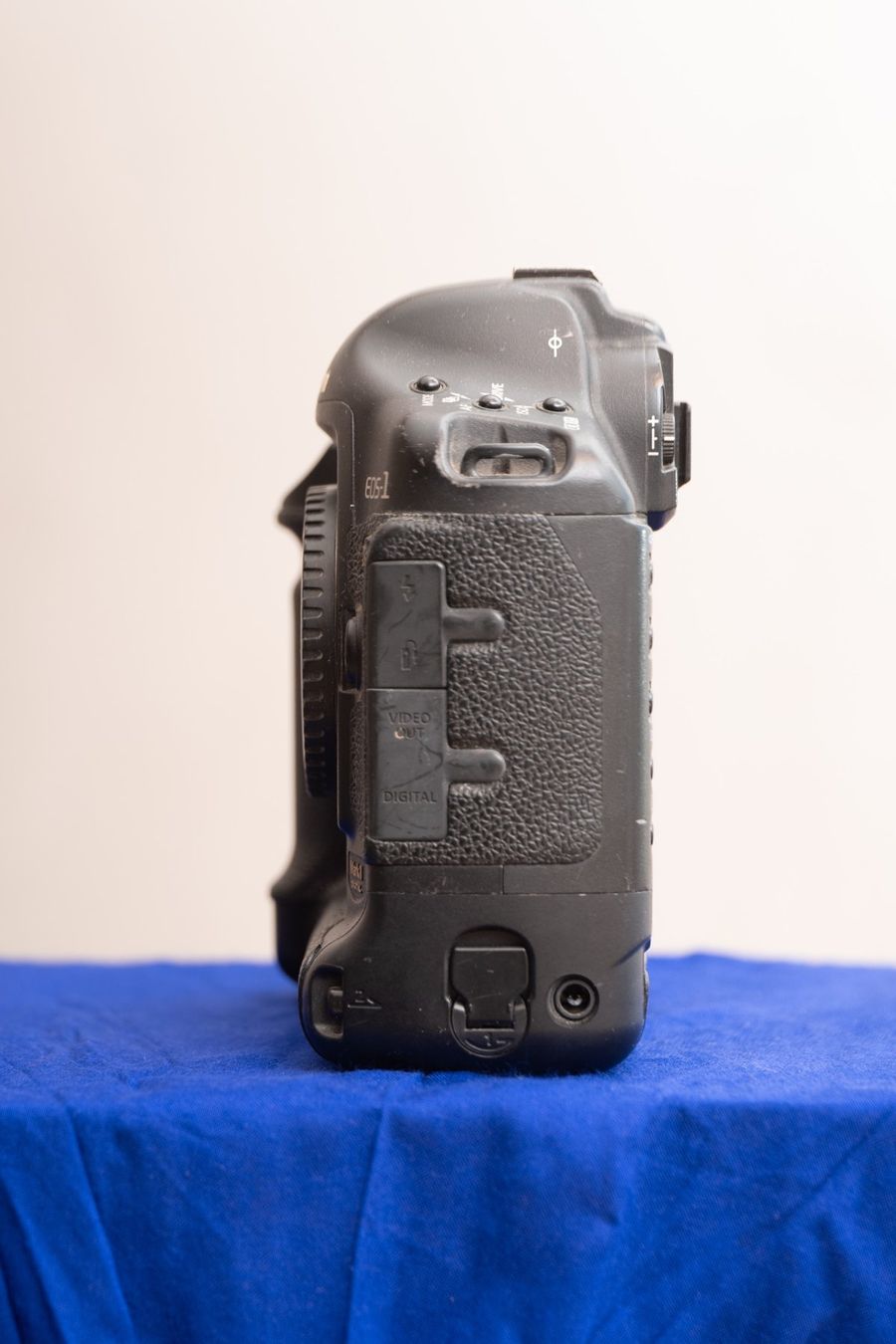 Canon Fotocamera: Canon EOS-1 DS Mark II Digital – Usato da Beromünster venduto da foto-x 3