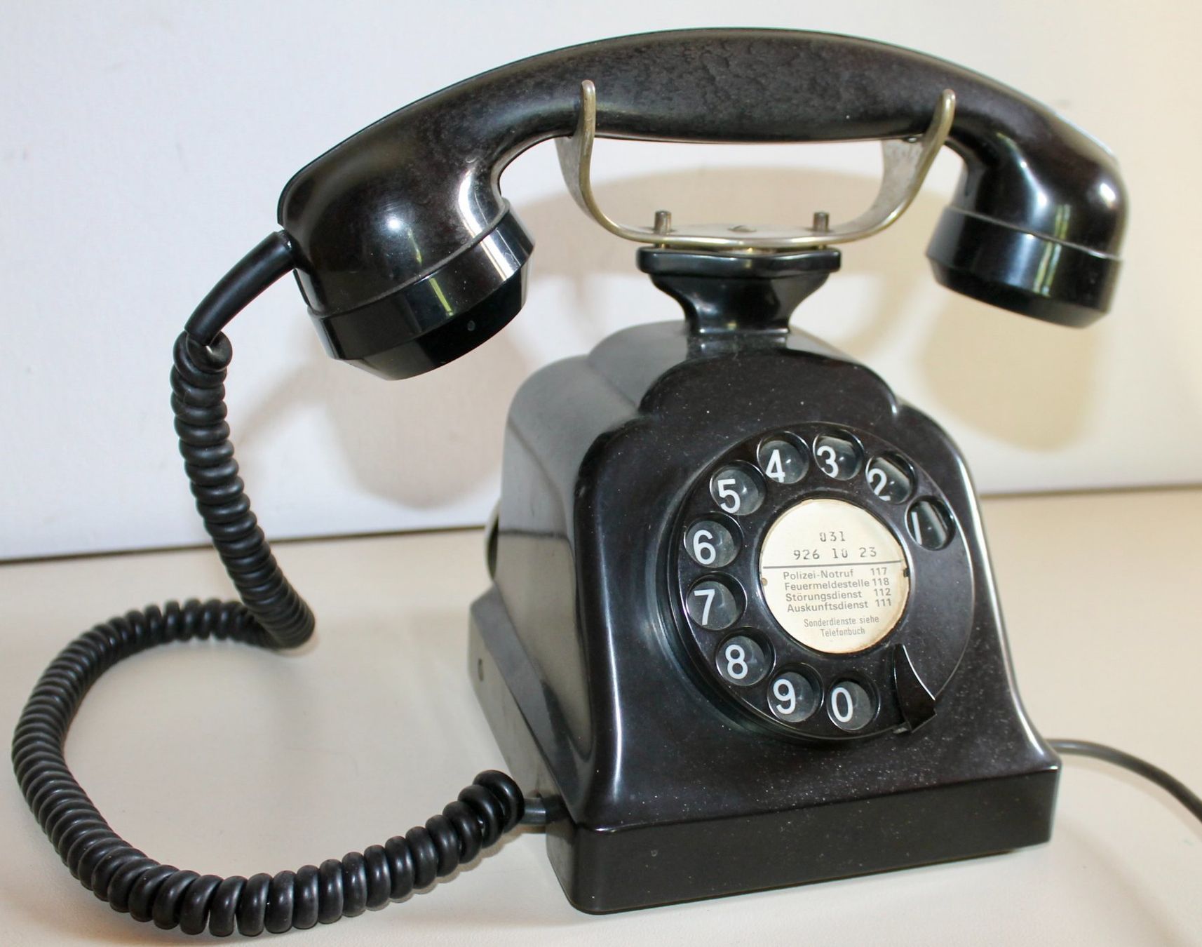 Téléphones: Altes, schwarzes Drehscheibentelefon – D'occasion à Kirchlindach par hekilida 1