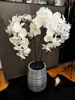 Künstliche Orchideen mit Vase