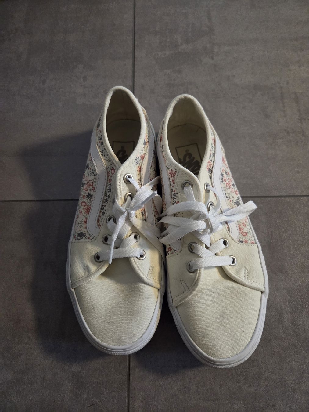 Vans Chaussures femmes: Vans Schuhe mit Blumenmuster  – D'occasion à Kippel par nosei29